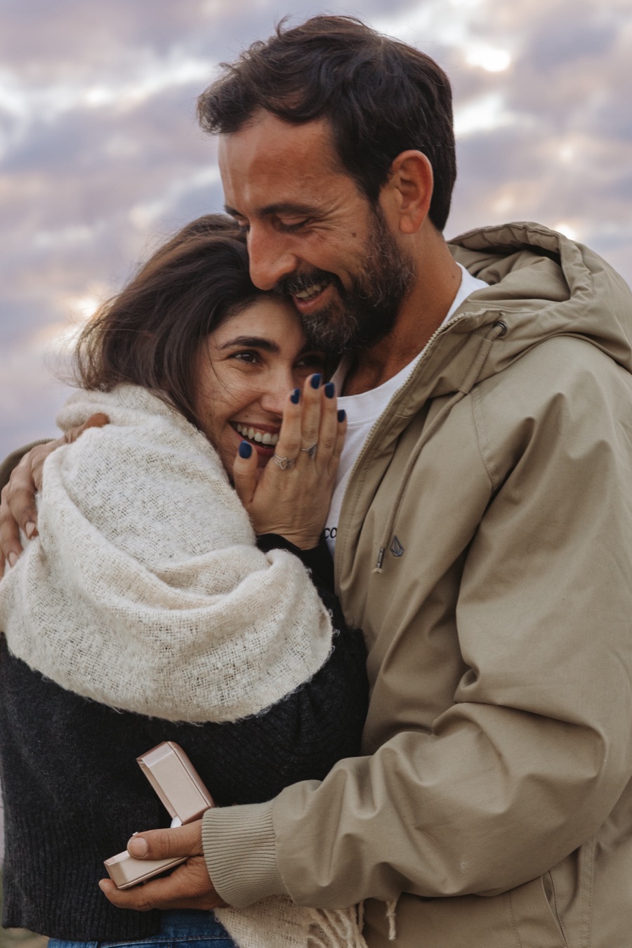 זוג מתחבק אחרי הצעת הנישואין