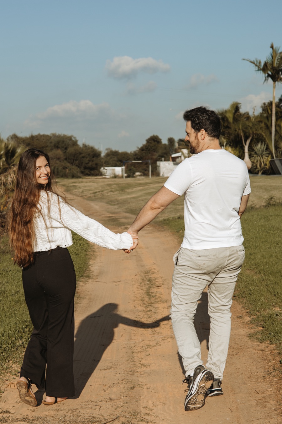 זוג הולך יד ביד בשביל עפר